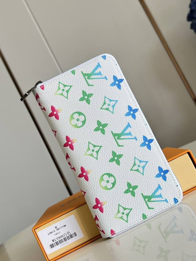 出厂价P 顶级原单 M13908白 作为路易威登代表性作品之一，此款 Zippy 拉链钱夹由 Monogram 帆布制成，具有实用性，包含宽敞隔层、一个拉链硬币