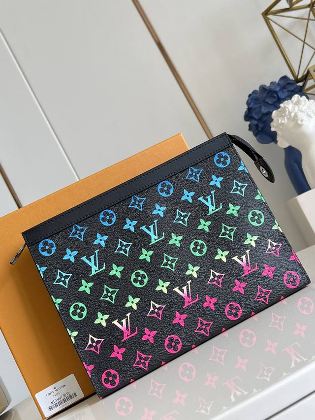 出厂价P 顶级原单 M13907黑 由全新标志性黑灰 Monogram Eclipse 帆布裁制而成，此款风格硬朗的全新 Pochette Voyage 中号手