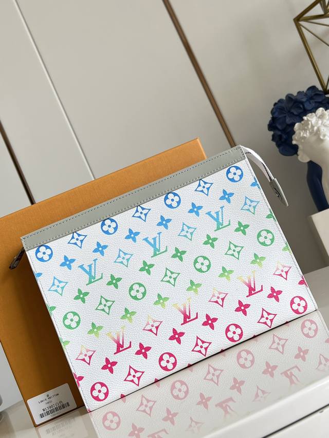 出厂价P 顶级原单 M13907白 由全新标志性黑灰 Monogram Eclipse 帆布裁制而成,此款风格硬朗的全新 Pochette Voyage 中号手 出厂价P 顶级原单 M13907白 由全新标志性黑灰 Monogram Eclipse 帆布裁制而成,此款风格硬朗的全新 Pochette Voyage 中号手