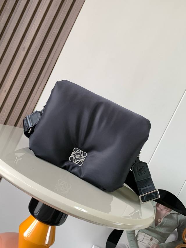 中号尼龙布Puffer Goya 邮差包Goya Puffer 受到了 Goya 美学和关键细节的启发,通过带有鹅毛衬垫带来了全新的感官和触觉维度这款邮差包采用 中号尼龙布Puffer Goya 邮差包Goya Puffer 受到了 Goya 美学和关键细节的启发,通过带有鹅毛衬垫带来了全新的感官和触觉维度这款邮差包采用