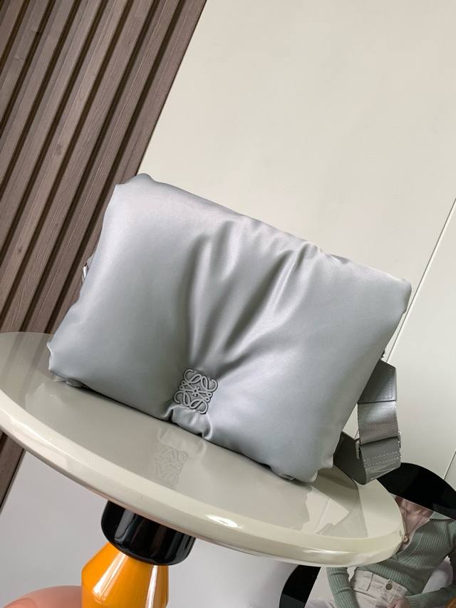 大号尼龙布Puffer Goya 邮差包Goya Puffer 受到了 Goya 美学和关键细节的启发,通过带有鹅毛衬垫带来了全新的感官和触觉维度。这款邮差包采 大号尼龙布Puffer Goya 邮差包Goya Puffer 受到了 Goya 美学和关键细节的启发,通过带有鹅毛衬垫带来了全新的感官和触觉维度。这款邮差包采