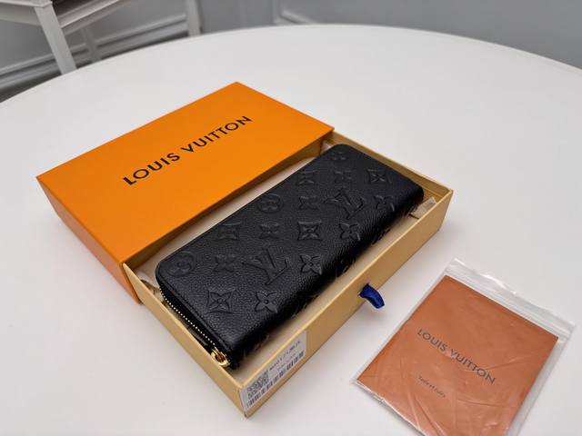 顶级原单 M60171压花Sarah钱夹外部采用精心压纹的 Monogram Empreinte 皮革，内部设计巧妙，拥有众多口袋和信用卡插槽 采用纯铜五金配柔