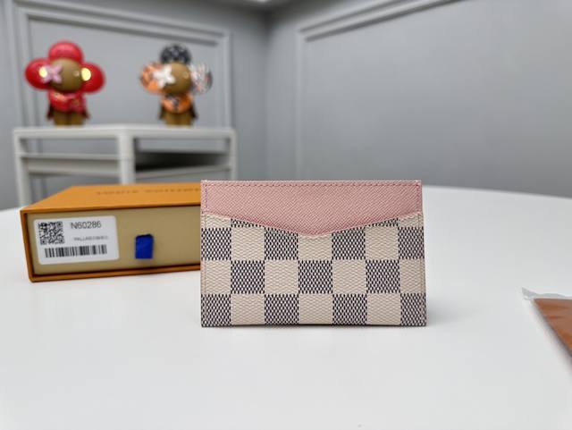 顶级原单 N60286 白格粉Daily 卡夹取材 Damier Azur 帆布,其双面 V 字剪裁展露牛皮内衬。精巧构型设有侧夹层和中央夹层,可容纳信用卡、交 顶级原单 N60286 白格粉Daily 卡夹取材 Damier Azur 帆布,其双面 V 字剪裁展露牛皮内衬。精巧构型设有侧夹层和中央夹层,可容纳信用卡、交