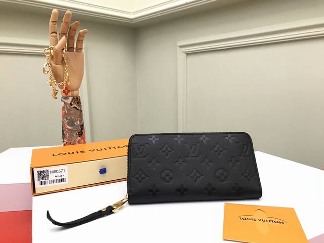 顶级原单 M61864黑色造型经典的 Zippy 拉链钱夹以精致而柔软的 Monogram Empreinte 皮革制成 宽敞的容量和精致的金色配件 低调中尽显