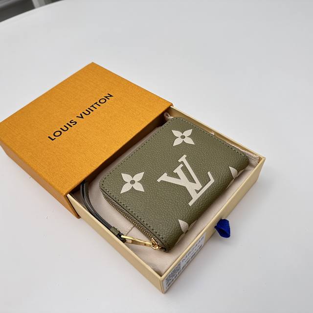 顶级原单 M82448 绿色 用纹理优美的Monogram Unplant皮革制作的“Zippy Coin Purse”。印花和压花加工，装饰了由优雅的2色地球