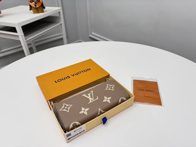 顶级原单 M82338杏色 這款雅緻的CléMence錢包經重新演繹，以柔軟的粒面Monogram Empreinte皮革製作，綴有路易威登經典的Monogra