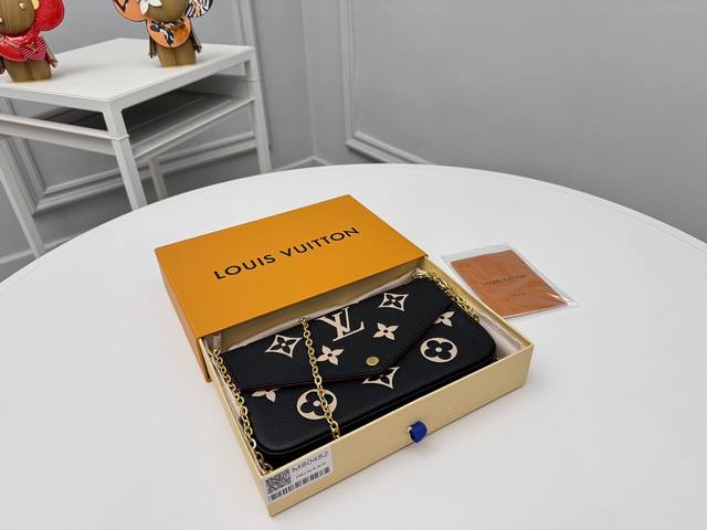 顶级原单 M80482黑本款 Pochette FéLicie 链条包为 Monogram Empreinte 皮革描绘 Monogram 印花，其信封式构型包