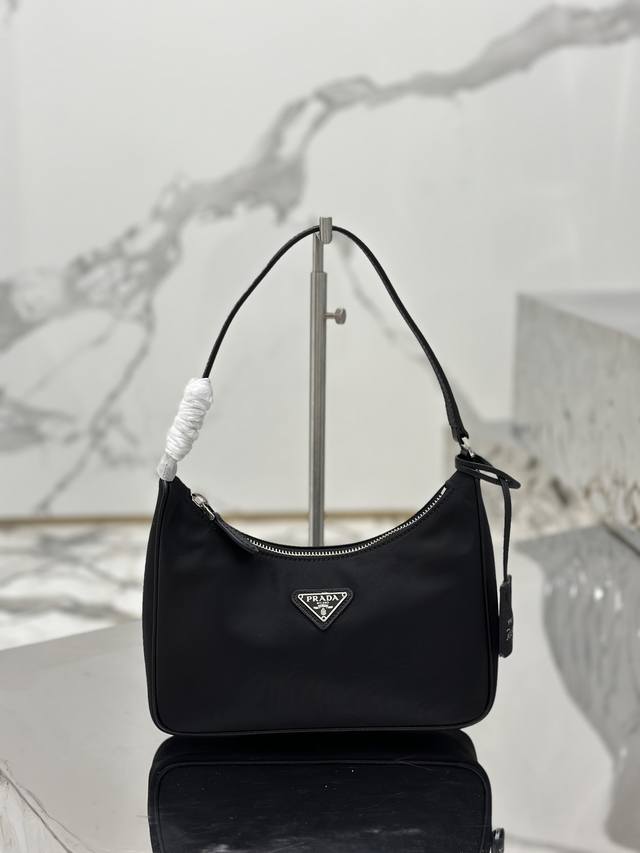 新版本 Hobo皮手腕-腋下包 女士尼龙单肩包，采用进口原厂降落伞布料，手挽十字纹牛皮，轻便又实用的Hobo腋下包，超级简单又耐看，小 轻便 能装 好搭 的时髦