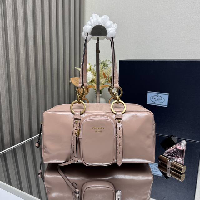 顶级原单 新款油蜡皮 大号中古皮革手提包1Bb138原厂油蜡皮以柔和的几何造型焕新诠释手提包设计,甄选复古感亮面皮革制成。复古金属五金配件与典藏元素拉链口袋,彰 顶级原单 新款油蜡皮 大号中古皮革手提包1Bb138原厂油蜡皮以柔和的几何造型焕新诠释手提包设计,甄选复古感亮面皮革制成。复古金属五金配件与典藏元素拉链口袋,彰