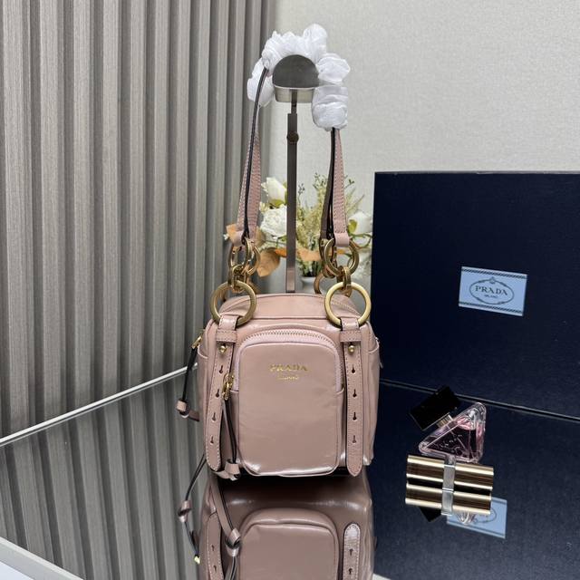 顶级原单 新款油蜡皮 小号中古皮革手提包1Bb137原厂油蜡皮 新款方正手提包甄选复古感柔软皮革制成。复古金属五金配件与典藏元素拉链口袋，彰显复古魅力。皮革手提