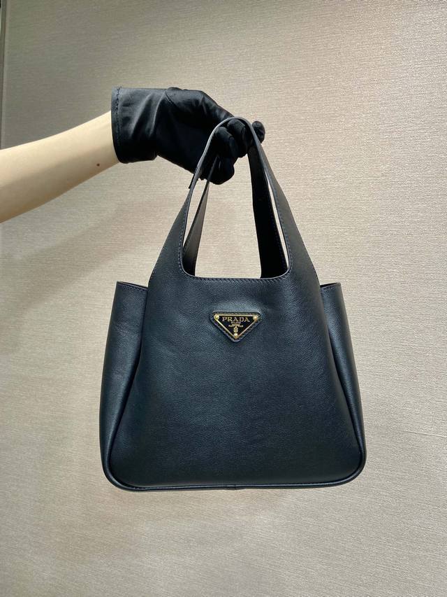 配专柜包装新款菜篮子1Bg542平纹牛皮 这款迷你菜篮子采用柔软的小牛皮制成，点缀以别致的三角形徽标。反向缝线勾勒出圆润的廓形，彰显简内配进羊皮，镃扣开合，设有