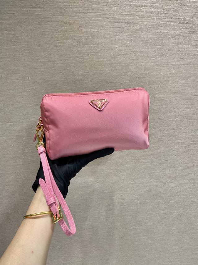 配盒子新款手包1Ns693新色 这款手包采用进口尼龙面料打造。白叻三角形徽标装点简约线条。 开启包身可见拉链式内侧口袋。 可拆卸皮革腕带，男女共用款，轻便又实用