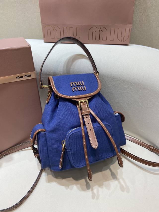 批配专柜包装新款背包5Bz043小号多功能 這款帆布皮革背包讓人回想起童年，並糅合精緻和實用的美感。別具一格的多口袋設計，双肩背肩带可拆卸，又可当肩。體現 M手