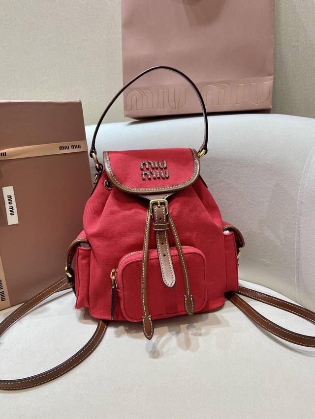 配专柜包装新款背包5Bz043小号多功能 這款帆布皮革背包讓人回想起童年，並糅合精緻和實用的美感。別具一格的多口袋設計，双肩背肩带可拆卸，又可当肩。體現 M手袋