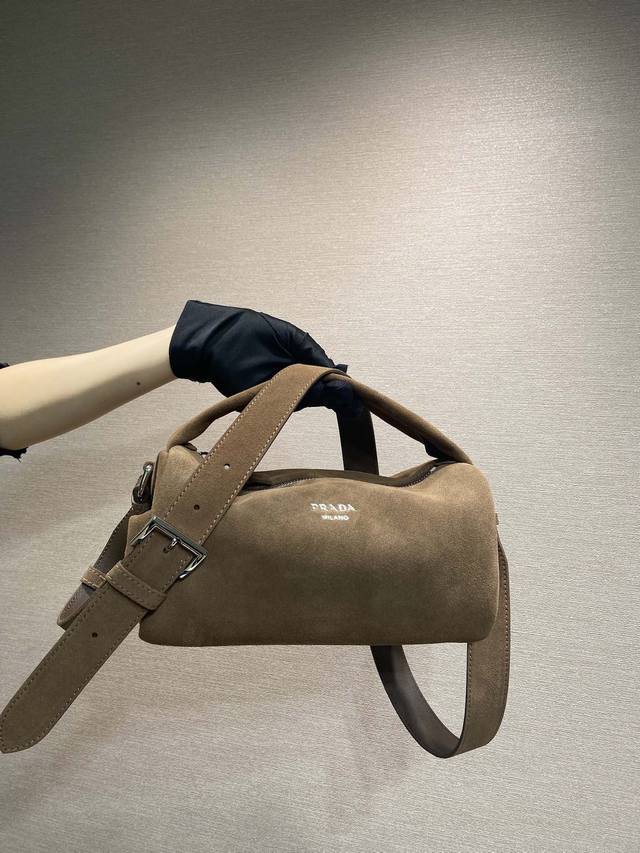 配专柜包装新款波士顿2Vh188麂皮 這款波士顿手袋時尚小巧，設計靈感取自復古設計及細節，麂皮採用仿舊效果，使配飾呈現柔軟獨特外型，更綴以金屬字母標誌。配有一条