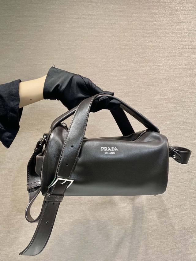 配专柜包装新款波士顿2Vh188仿旧皮 這款波士顿手袋時尚小巧，設計靈感取自復古設計及細節，納帕軟皮採用仿舊效果，使配飾呈現柔軟獨特外型，更綴以金屬字母標誌。配