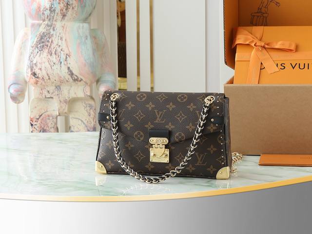 顶级原单 独家实拍 M14526老花 链条差包 当季新款 Trunkie 手袋 Trunkie 手袋结合 Monogram 帆布和金属铆钉，搭配金属质感包角和标