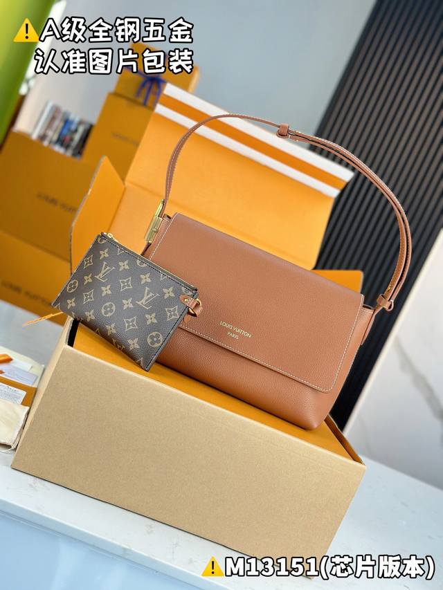 内部价 特级Mb原厂皮 Low Key Messenger 手袋 型号：M13151焦糖色 材料：A+级全钢五金，进口原厂皮 包装：全套原厂免税Mb包装 尺寸：