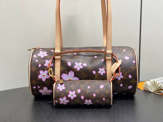 原单精品 M13097老花 樱花丝印巴比龙圆鼓包 L Papillon手袋 老花 樱花 村上隆 本款Papillon手袋以Monogram涂层帆布和皮革饰边塑造