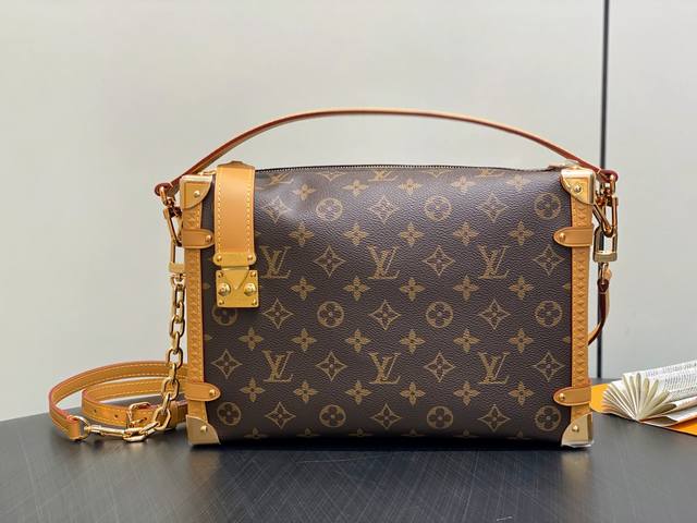 原单精品 M14513老花 软盒子链条包 Side Trunk 大号手袋 本款 Side Trunk 大号手袋为 Monogram 帆布勾勒撞色皮革饰边，搭配莹