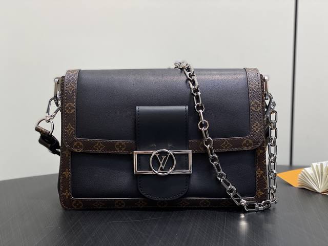 原单精品 M13450老花黑色 全皮达芙妮Dauphine Soft 中号手袋 本款 Dauphine Soft 中号手袋为亮泽皮革勾勒 Monogram 帆布