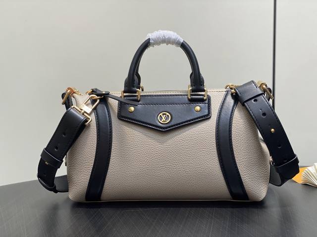 原单精品 M14721灰褐色 全皮机车包 Lv Biker 小号手袋 M14514黑色 瞩目亮相2025 春夏秀场，以像素效果羊皮革彰显经典机车夹克的灵感启发，