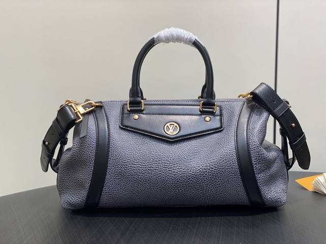 原单精品 M 2灰蓝色 全皮机车包 Lv Biker中号手袋 机车包 M 2灰蓝色 M 0黑色 以品牌像素效果羊皮革演绎无拘逍遥的冒险精神。V形撞色皮革饰片跃现