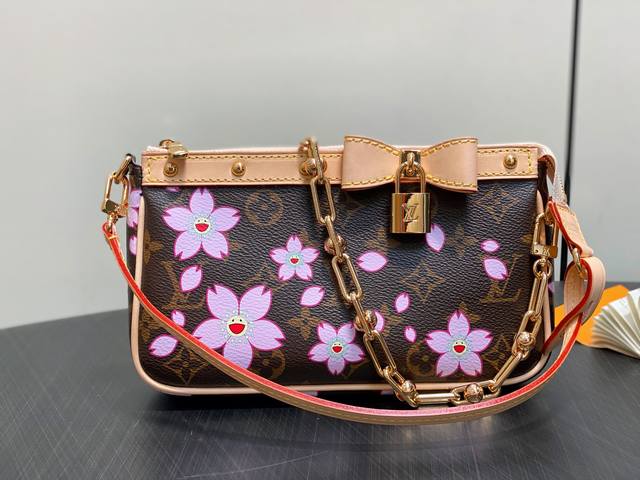 原单精品 M13666老花 樱花 村上隆 链条包麻将包 L Pochette 麻将包 本款 Pochette Accessoires手袋为经典Monogram帆