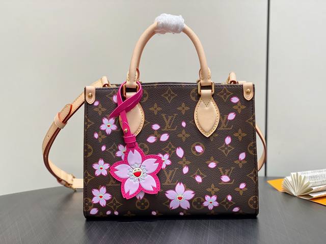 原单精品 M13269老花 樱花 村上隆 四方包 Onthego 小号手袋 本款 Onthego Jh小号手袋出自路易威登 X 村上隆复刻系列，以明丽 Cher