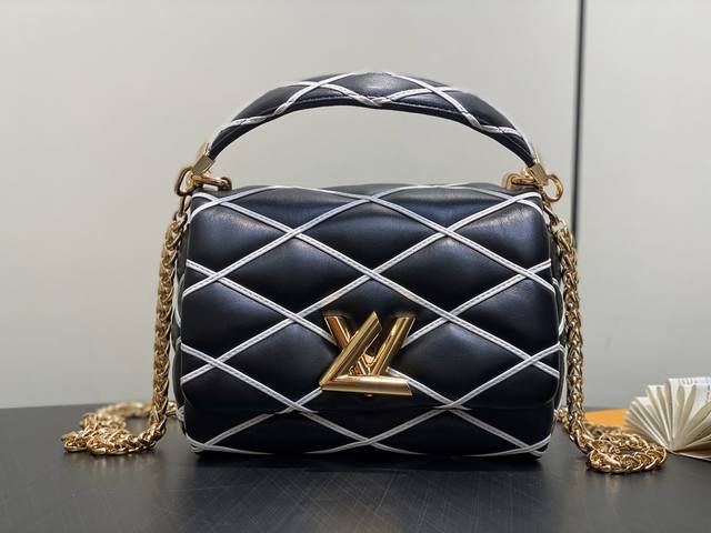 原单精品 M 4黑白间全皮 链条包菱格Twist Go-14 小号手袋 M 4黑色M12332沙色 M12338米白 M12434牛仔蓝 M12567酒红 本款