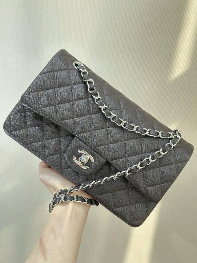 112 双盖包中包,更是少有的高级成衣制作手段只为成就一只40年的经典之作!它的每一笔包型线条,都是有灵魂的,都需要10年工龄的工匠制作而来! 25.5Cm尺寸 112 双盖包中包,更是少有的高级成衣制作手段只为成就一只40年的经典之作!它的每一笔包型线条,都是有灵魂的,都需要10年工龄的工匠制作而来! 25.5Cm尺寸