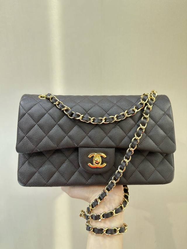 112 专利菱形格绗缝工艺；通身的鱼子酱颗粒牛皮，为了最大程度减轻磨伤和变形，设计师借鉴了骑师专用骑行背心上的菱形绗缝设计，把鱼子酱皮里面垫上记忆海绵，然后用棱