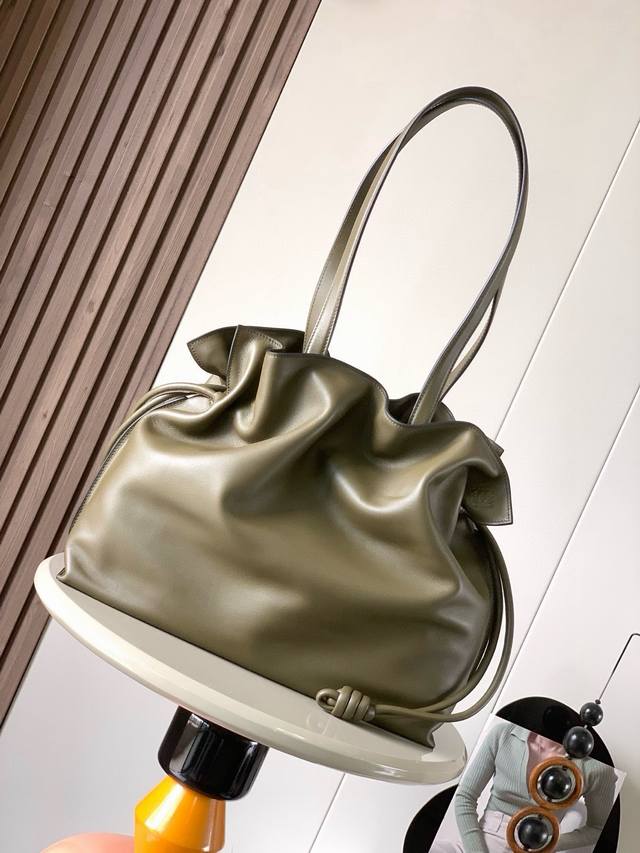 新款福袋38Cm大号纳帕牛皮革Flamenco手拿包十九世纪八十年代发布的 Flamenco 手拿包采用拉绳收紧，并打上标志性的盘绕结。此大号版本采用纳帕牛皮革