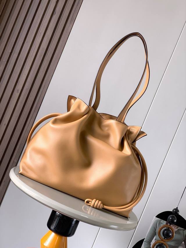 新款福袋38Cm大号纳帕牛皮革Flamenco手拿包十九世纪八十年代发布的 Flamenco 手拿包采用拉绳收紧，并打上标志性的盘绕结。此大号版本采用纳帕牛皮革