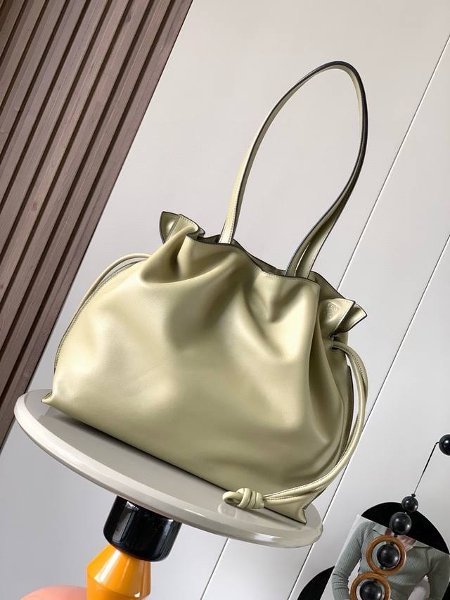 新款福袋38Cm大号纳帕牛皮革Flamenco手拿包十九世纪八十年代发布的 Flamenco 手拿包采用拉绳收紧，并打上标志性的盘绕结。此大号版本采用纳帕牛皮革