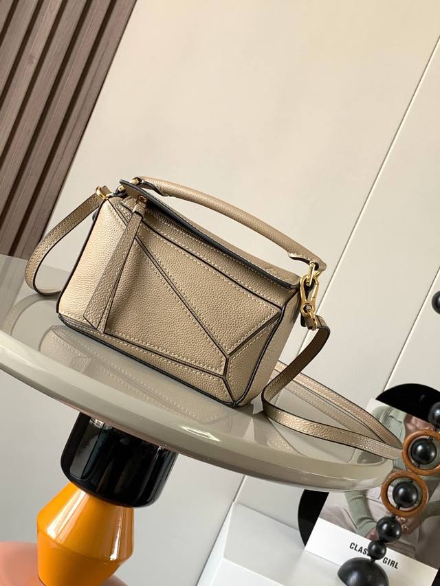 爆款几何包迷你18Cm原厂进口纳帕小牛皮Puzzle手袋是创意总监乔纳森．安德森为 L0Ewe 推出的首款手提包长方体形状和精确的切割技术创造了 Puzzle