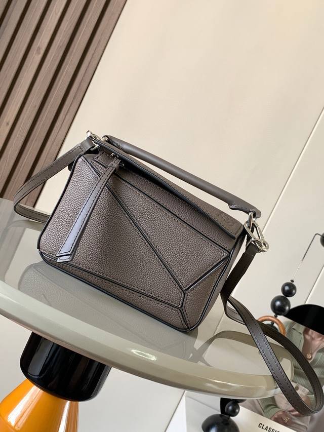 爆款几何包迷你18Cm原厂进口纳帕小牛皮Puzzle手袋是创意总监乔纳森．安德森为 L0Ewe 推出的首款手提包长方体形状和精确的切割技术创造了 Puzzle