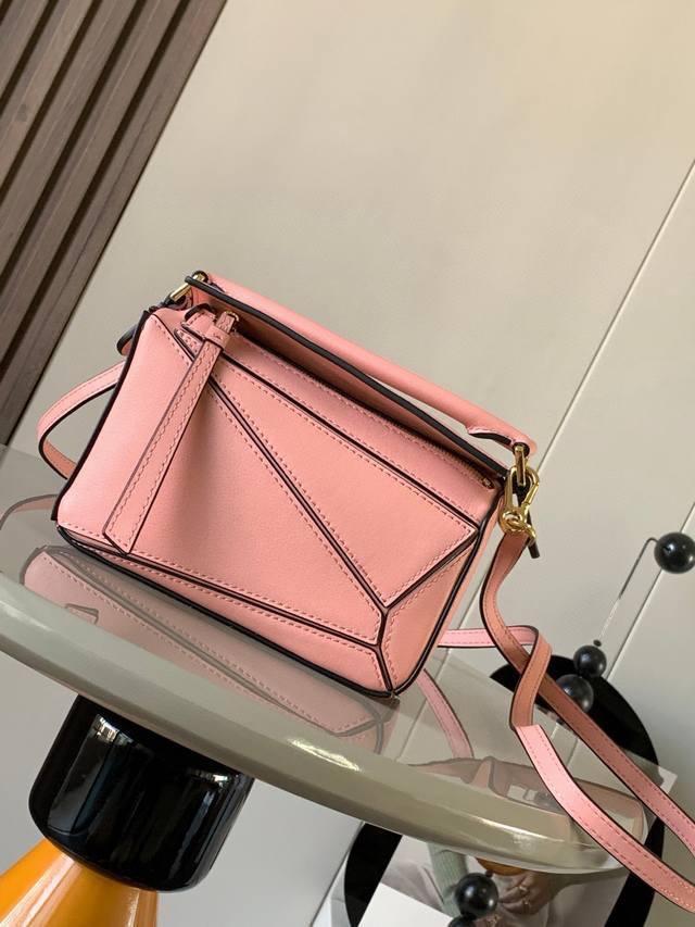 爆款几何包迷你18Cm原厂进口纳帕小牛皮Puzzle手袋是创意总监乔纳森．安德森为 L0Ewe 推出的首款手提包长方体形状和精确的切割技术创造了 Puzzle