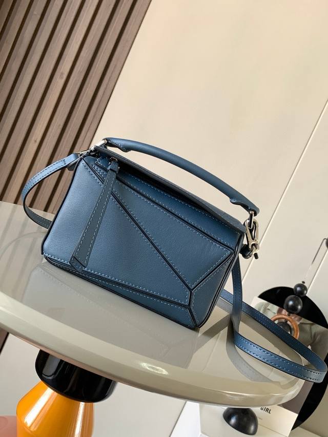 爆款几何包迷你18Cm原厂进口纳帕小牛皮Puzzle手袋是创意总监乔纳森．安德森为 L0Ewe 推出的首款手提包长方体形状和精确的切割技术创造了 Puzzle