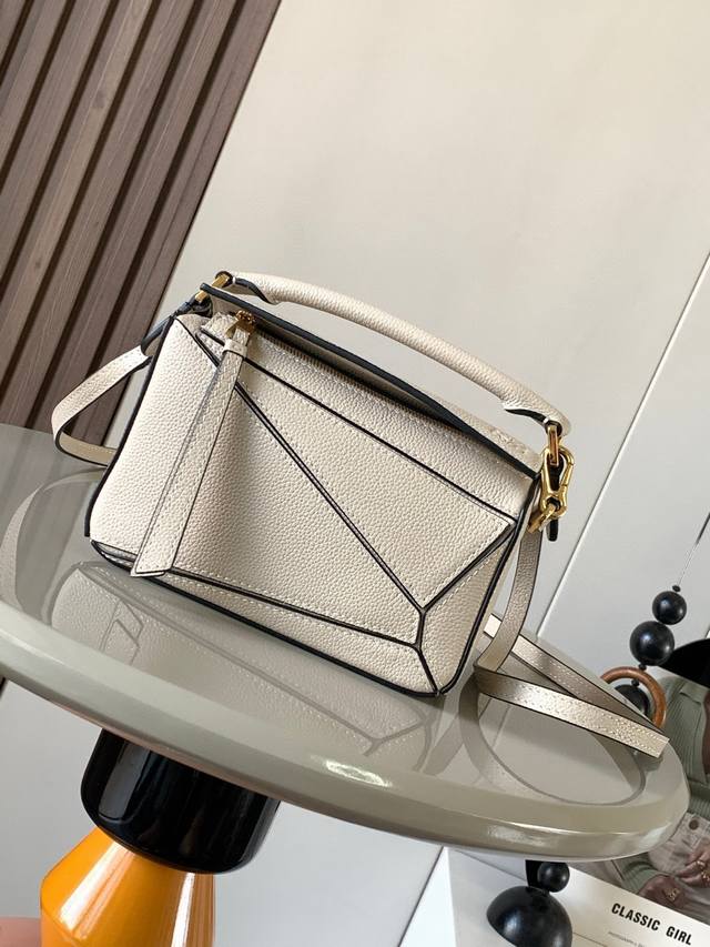 爆款几何包迷你18Cm原厂进口纳帕小牛皮Puzzle手袋是创意总监乔纳森.安德森为 L0Ewe 推出的首款手提包长方体形状和精确的切割技术创造了 Puzzle 爆款几何包迷你18Cm原厂进口纳帕小牛皮Puzzle手袋是创意总监乔纳森.安德森为 L0Ewe 推出的首款手提包长方体形状和精确的切割技术创造了 Puzzle