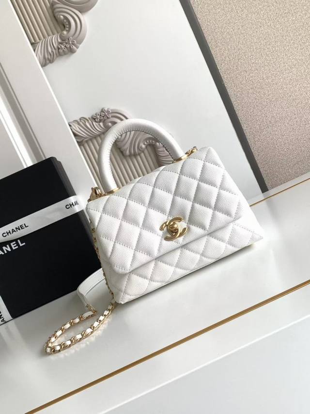 As2215最新棱格细颗粒压花小牛皮配手柄单肩斜挎手提口盖包，颗粒压花小牛皮 、小球纹皮与顶级金属 ，尺寸：19X13X9Cm