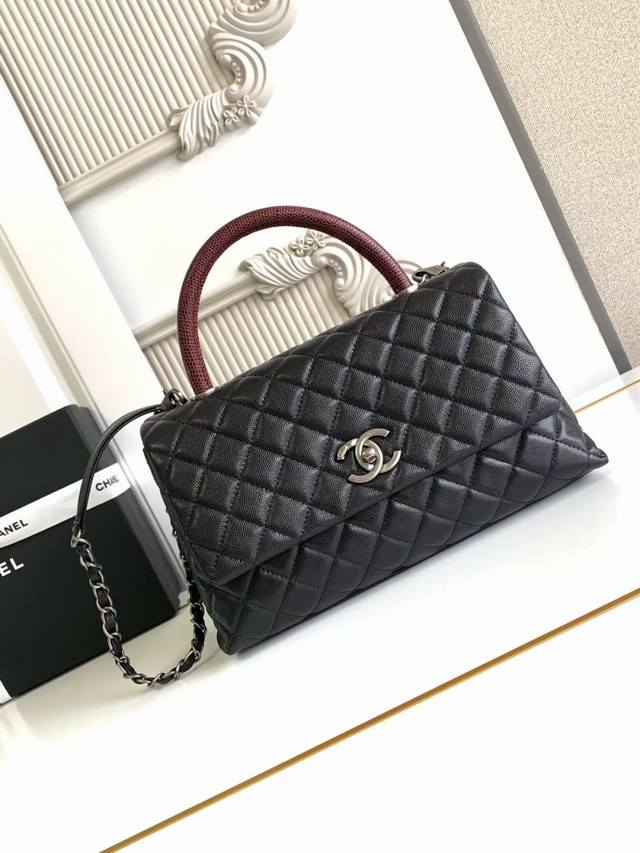 A92991最新棱格细颗粒压花小牛皮 手柄单肩斜挎手提口盖包，颗粒压花小牛皮 、小球纹与顶级金属 ，尺寸：18×29×12Cm