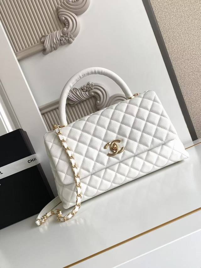 As92991最新棱格细颗粒压花小牛皮 手柄单肩斜挎手提口盖包，颗粒压花小牛皮 、小球纹与顶级金属 ，尺寸：18×29×12Cm