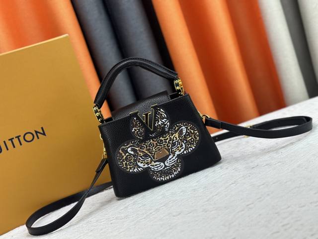 独家实拍 M59939 M94519 申公豹 申小豹 Capucines手袋 本款 Capucines 迷你手袋展露细腻 Taurillon 皮革的微妙莹泽，点