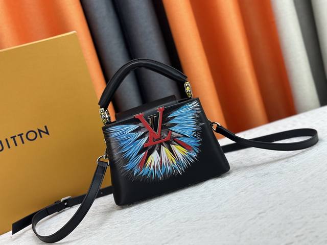 独家实拍 M59939 M94519 Capucines手袋 本款 Capucines 迷你手袋展露细腻 Taurillon 皮革的微妙莹泽，点缀标志性 字母。