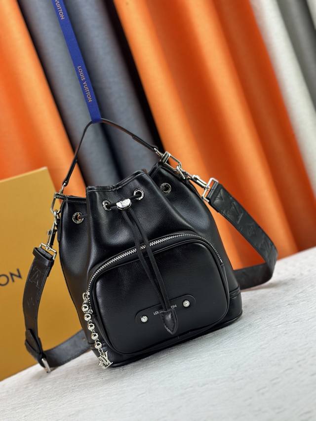 升级原版 M13985全皮黑色，网官小号M14017纯老花Noe Cargo 是一款小巧的水桶包，由亮面牛皮革构型，呈现尼龙般的科技感光泽，内衬采用深沉色调织物