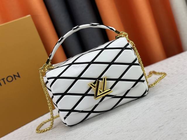 M23689 M22891 Nicolas GhesquièRe 将崭新工艺探索倾注于 Go-14 中号手袋，为绗缝加衬羊皮革手工描绘烘焙效果，尽释前卫风范。L