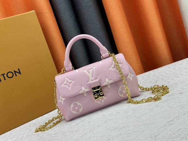 水粉印M12211奶白色M12145黑色M12144链条上的小小设计感，搭配点小装饰老别致了 手拎着很有质感，单肩斜款都很Nice 小小的超可爱，能放得下 Ma