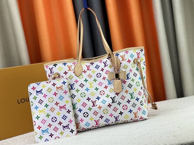 升级原版 M13675 M13271 M40995 本款 Neverfull 中号手袋出自路易威登 X 村上隆再版系列，选用 Monogram 帆布塑造宽敞构型