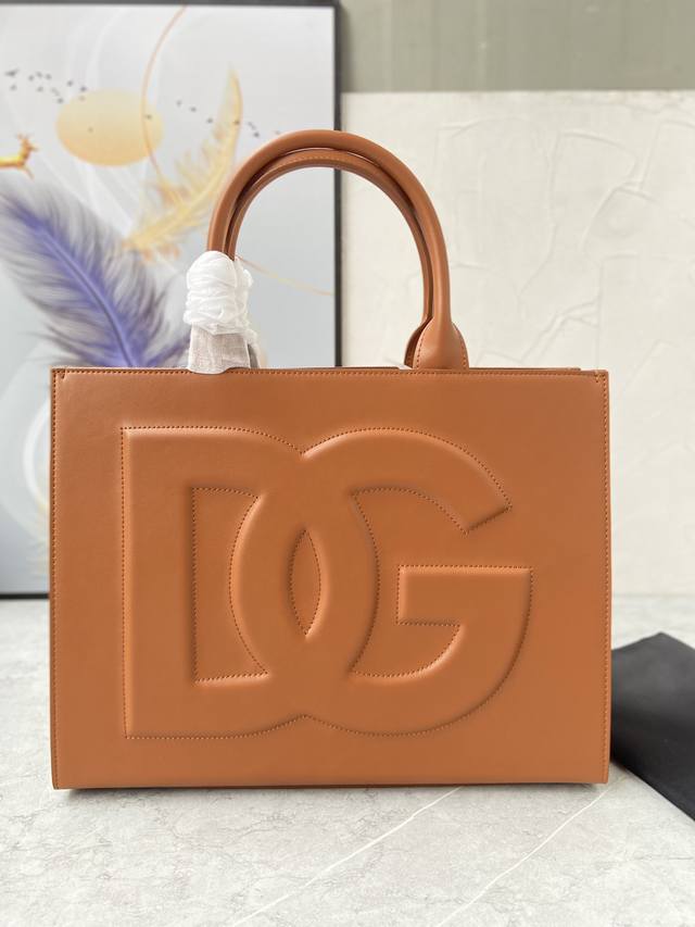 顶级原单 Dg Daily 系列全新大号创意托特包,完全采用光面小牛皮制成,可轻松收纳各式常用物件。包身正面点缀高频工艺 Dg 徽标: 小牛皮手柄 小牛皮衬里、 顶级原单 Dg Daily 系列全新大号创意托特包,完全采用光面小牛皮制成,可轻松收纳各式常用物件。包身正面点缀高频工艺 Dg 徽标: 小牛皮手柄 小牛皮衬里、